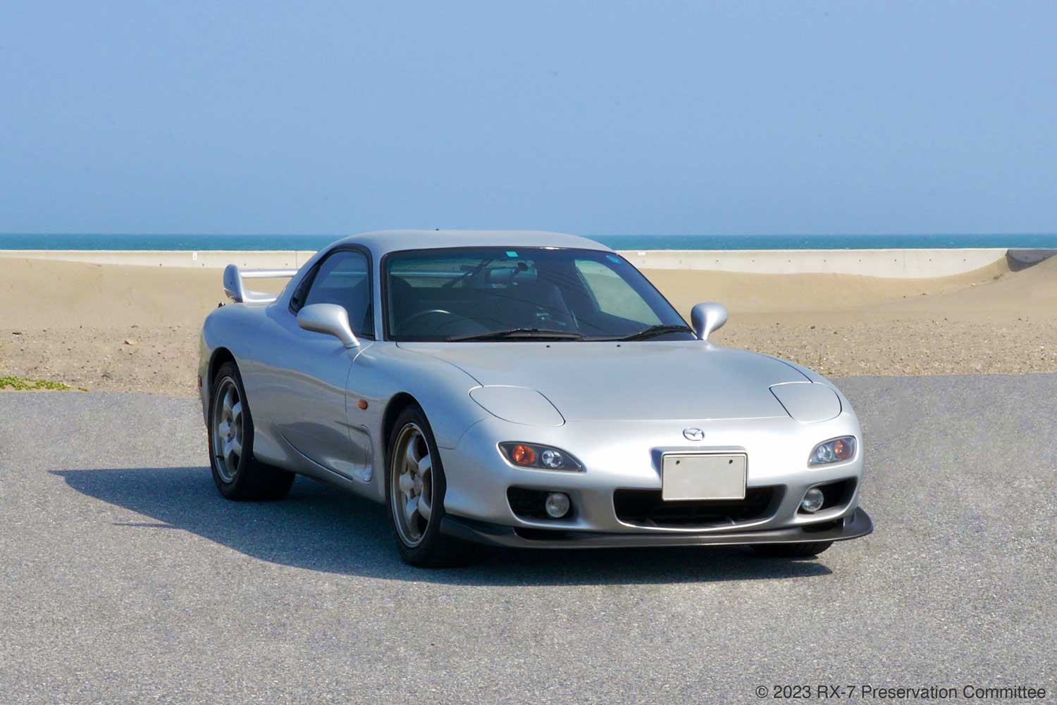 晴れた海とRX-7(FD3S)の写真