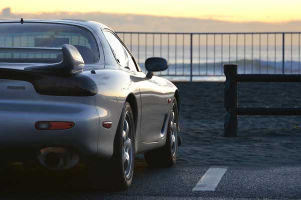 波の音とRX-7(FD3S)の写真