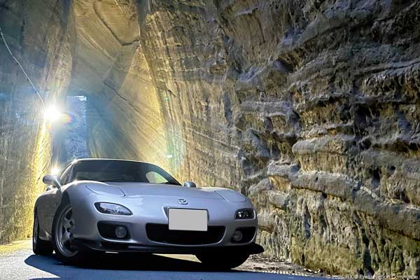 切通しとRX-7(FD3S)の写真