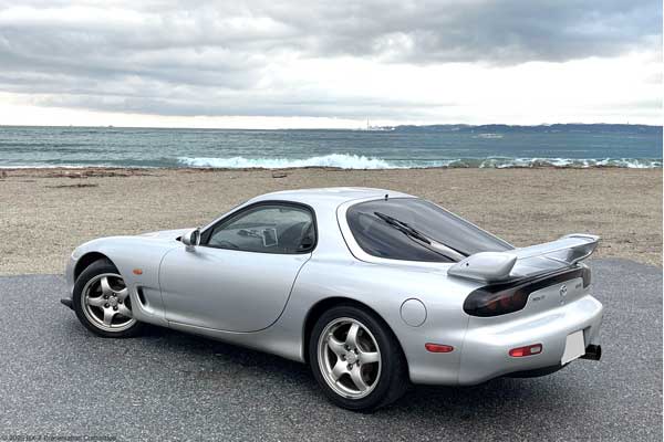 波飛沫とRX-7(FD3S)の写真